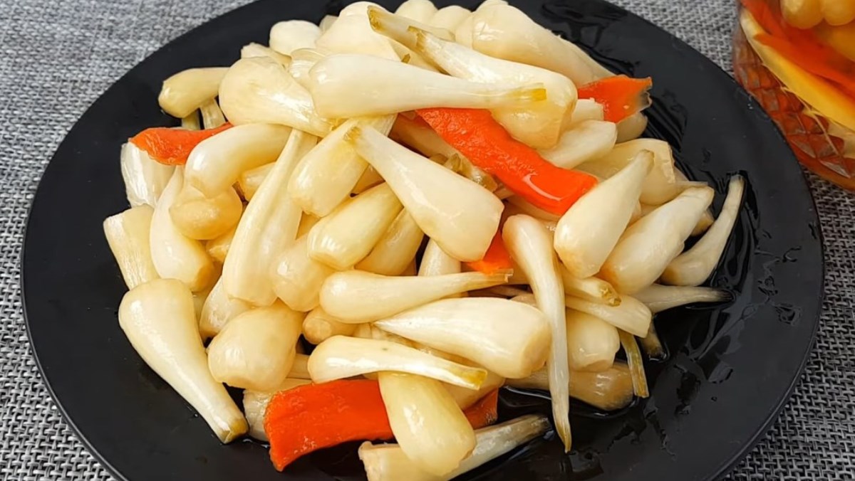 Dưa Hành – Củ Kiệu: Món Nhỏ Nhưng Không Thể Thiếu