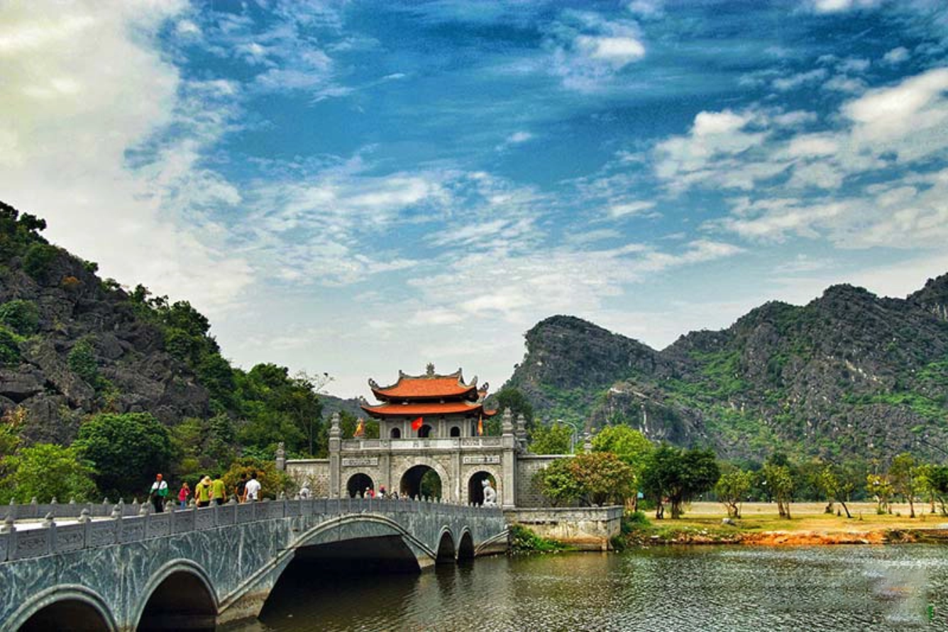 Ninh Binh du xuân non nước thanh bình